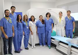 La doctora Candelas Pérez del Villar Moro, tercera por la derecha, junto a sus compañeros de Imagen Cardiaca del Hospital de Salamanca