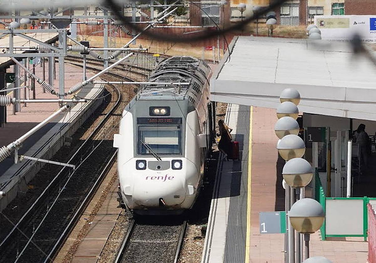 Un tren, parado en la estación de Salamanca.