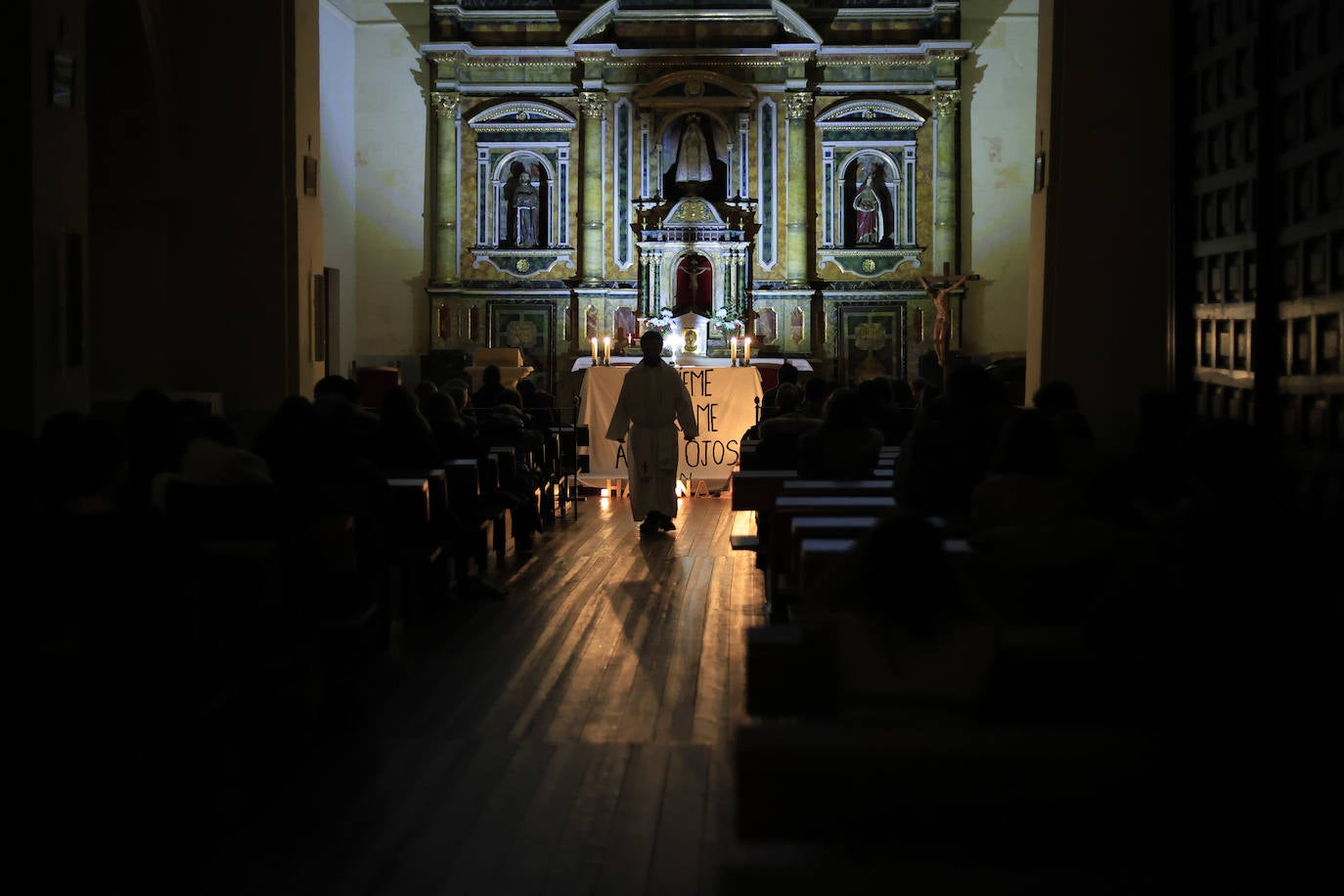 Hakuna celebra la Hora Santa en el convento de las Madres de Dios