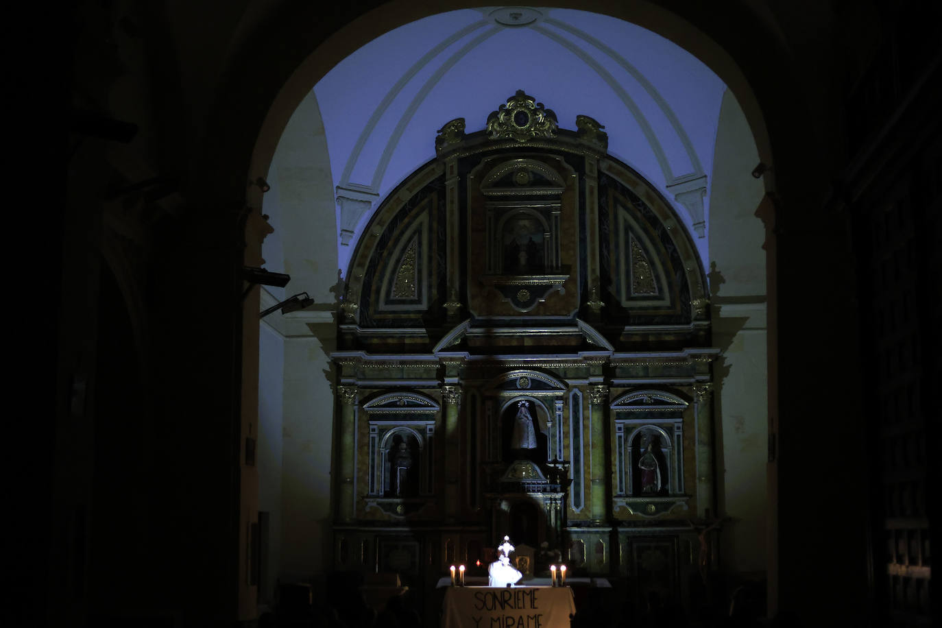 Hakuna celebra la Hora Santa en el convento de las Madres de Dios