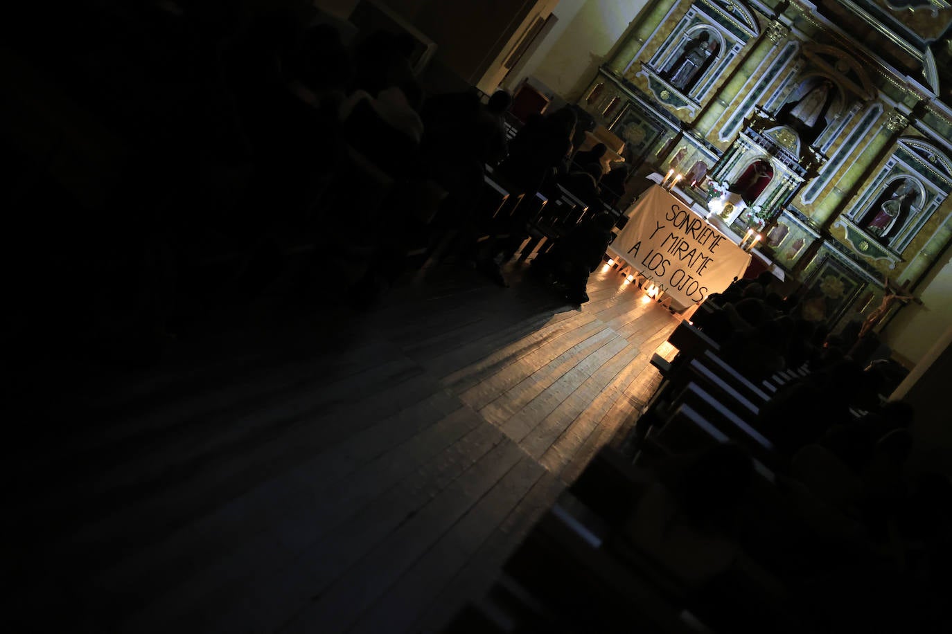 Hakuna celebra la Hora Santa en el convento de las Madres de Dios