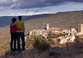 Pareja abrazada contemplando Miranda del Castañar.