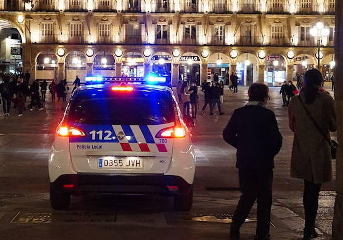 Patrulla nocturna de la Policía Local de Salamanca por la Plaza Mayor.