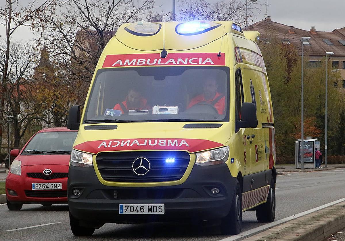 Imagen de archivo de una ambulancia en Segovia.