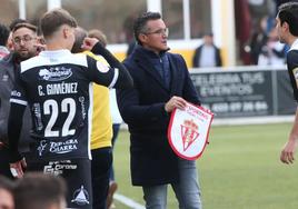 Dani Ponz, con un banderín del Sporting, en el banquillo de Unionistas en el Reina Sofía