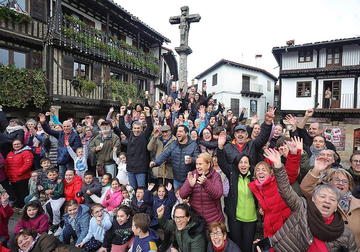 Celebración de los vecinos de La Alberca al ganar el concurso de Ferrero Rocher.