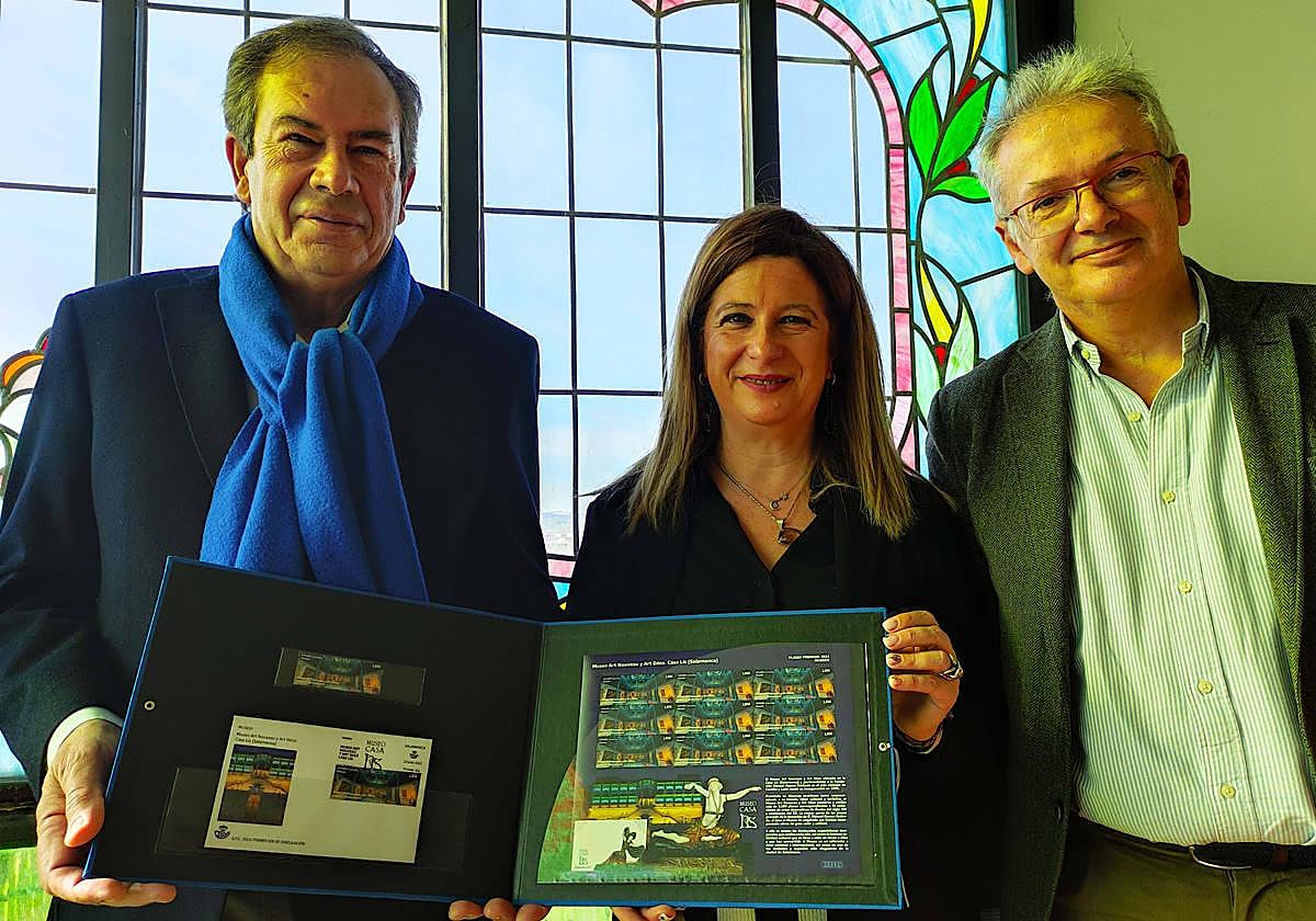 De izda. a dcha. Pedro Pérez Castro, director del Museo Art Nouveau y Art. Déco; Leire Díez, directora de Filatelia de Correos, y Julio González,secretario general y del Consejo.