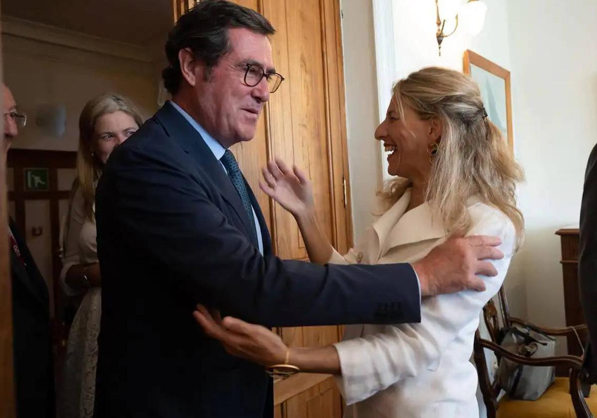 La vicepresidenta segunda, Yolanda Díaz, junto al presidente de la CEOE, Antonio Garamendi.