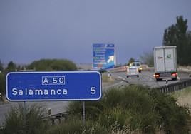 Señal que indica la entrada a Salamanca en la autovía.