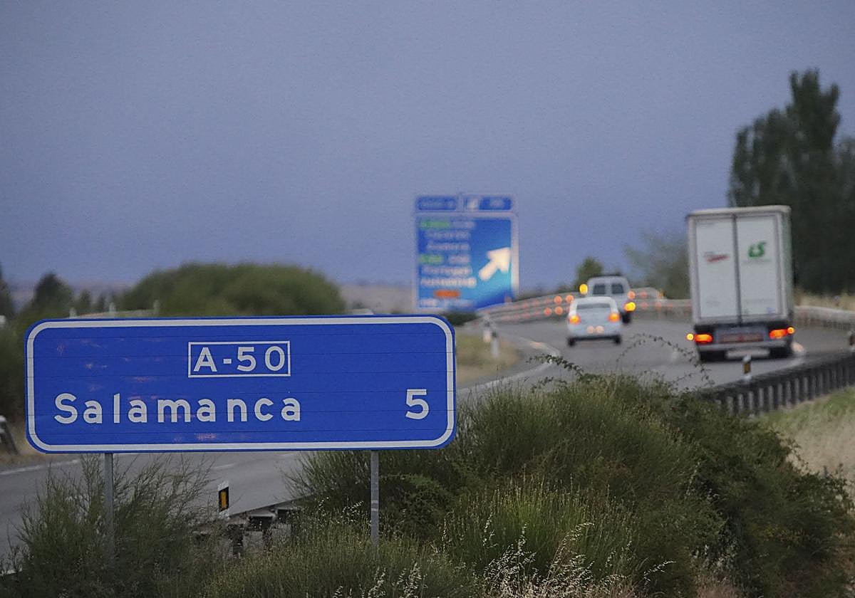 Señal que indica la entrada a Salamanca en la autovía.