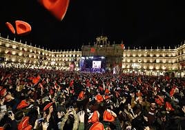 Miles de estudiantes de todo el mundo celebrando el Fin de Año Universitario en la Plaza Mayor