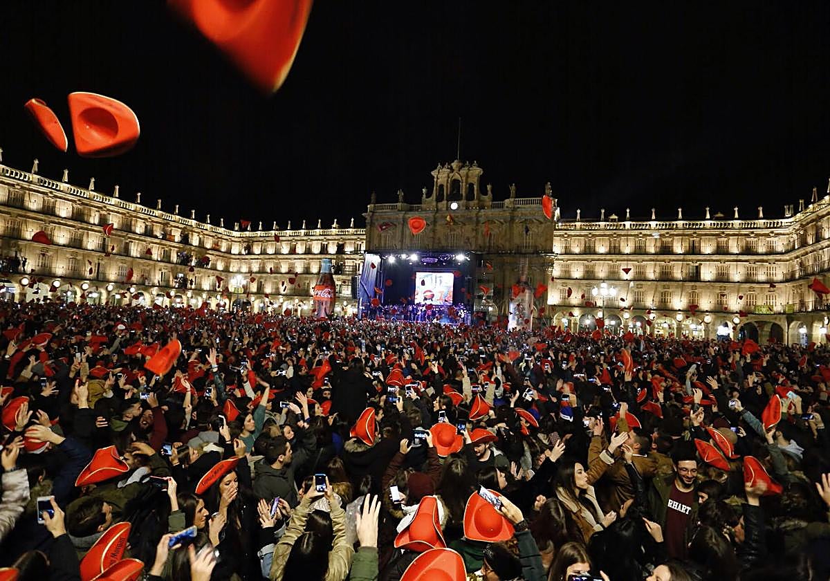 Miles de estudiantes de todo el mundo celebrando el Fin de Año Universitario en la Plaza Mayor