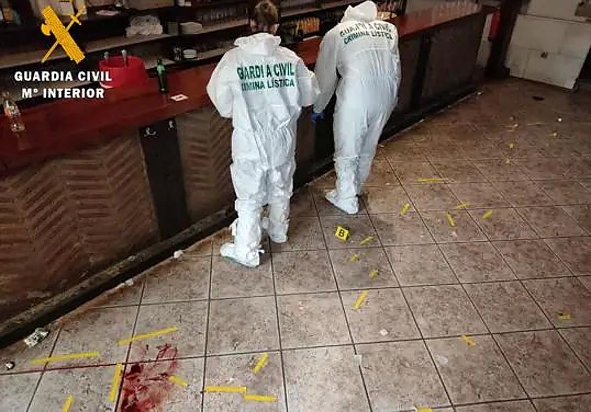 Investigadores de la Guardia Civil en lugar en el que se produjo el ataque con arma blanca.
