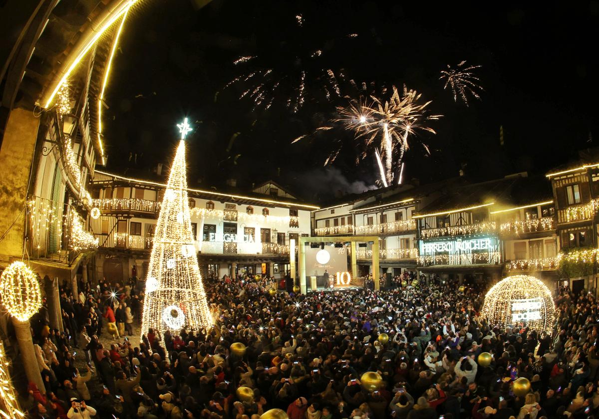 La plaza Mayor de La Alberca iluminada por Ferrero Rocher