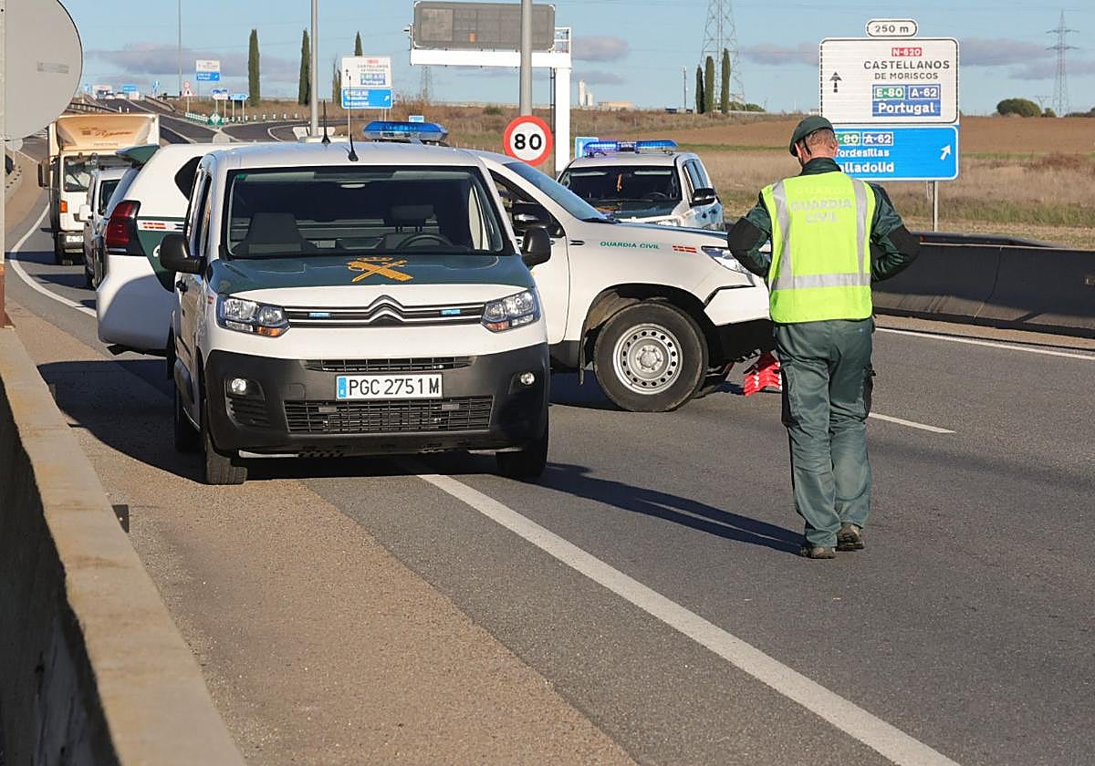 La Guardia Civil efectúa controles en la entrada de Salamanca.