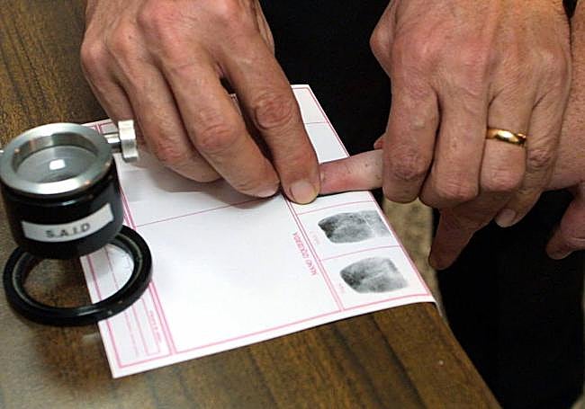 investigaciones policiales, huellas dactilares, foto de archivo