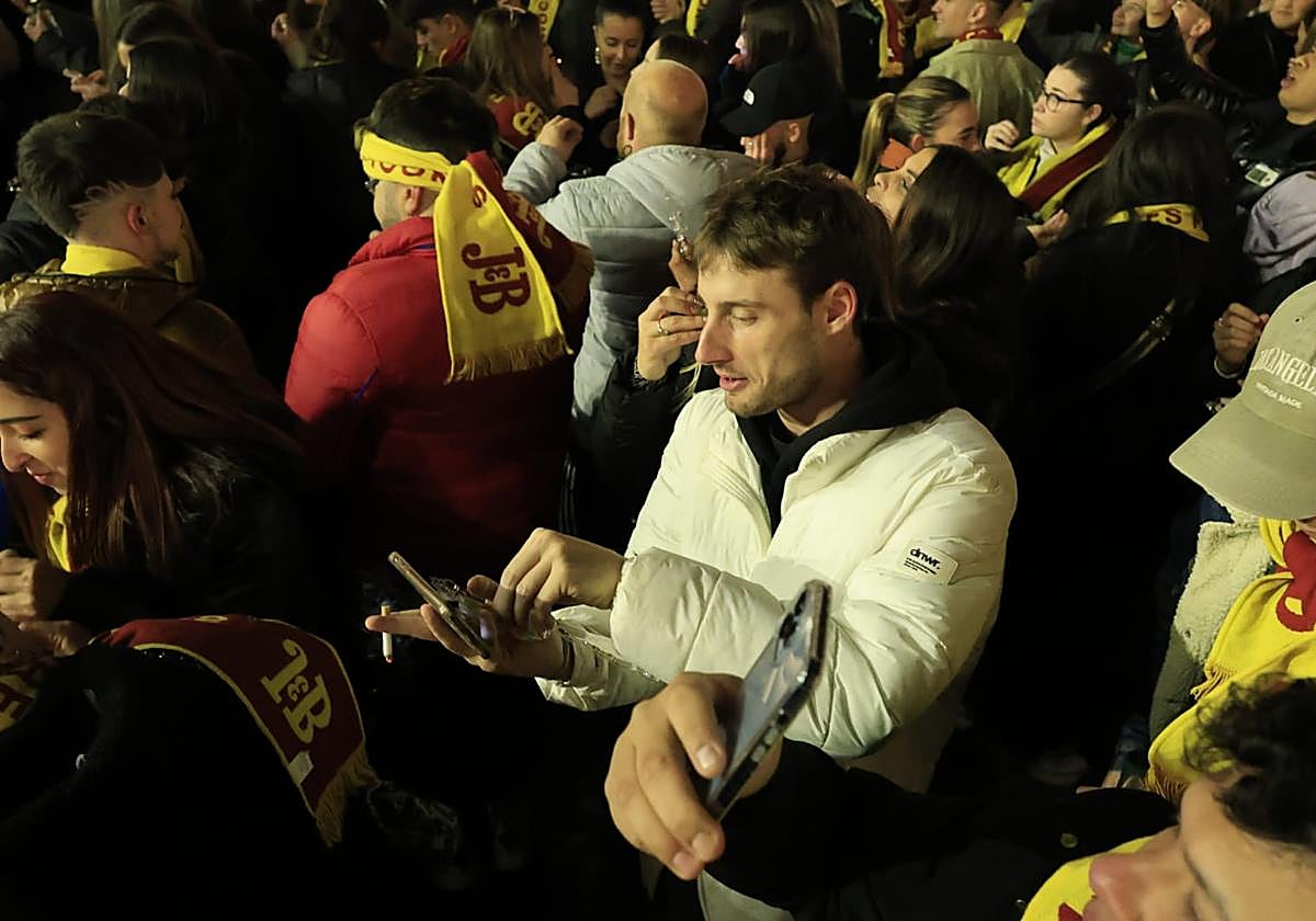 Miles de jóvenes disfrutan de un Fin de Año Universitario menos multitudinario