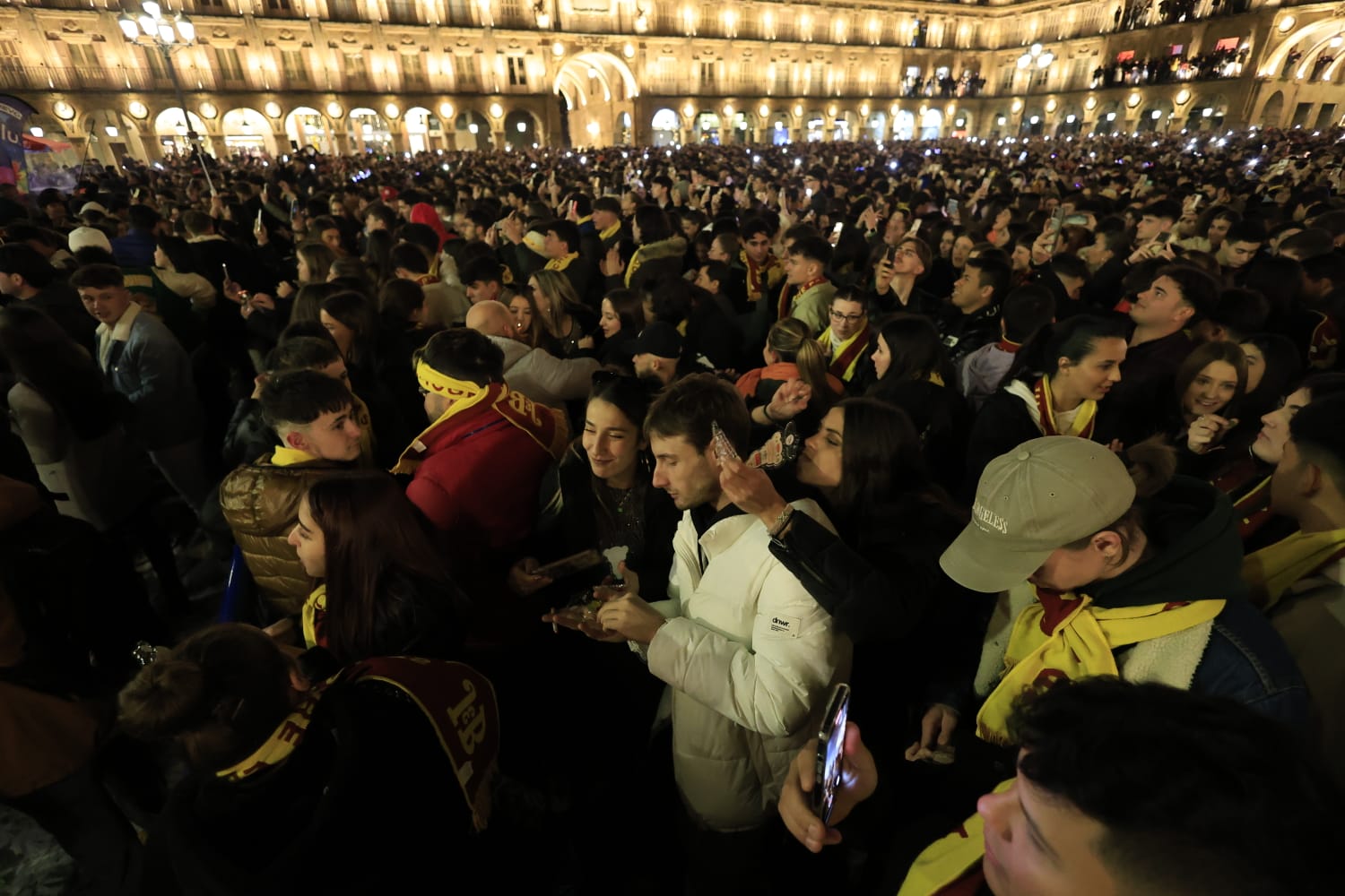 Miles de jóvenes disfrutan de un Fin de Año Universitario menos multitudinario