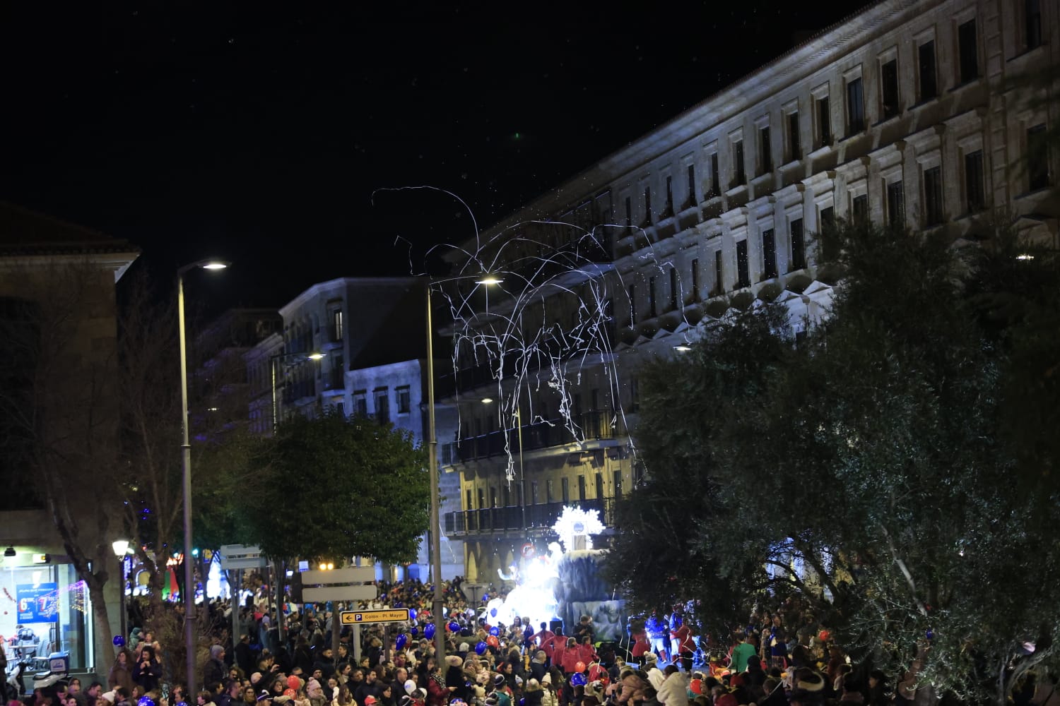 Papá Noel recorre las calles de la ciudad con la &#039;Cabalgaza&#039;