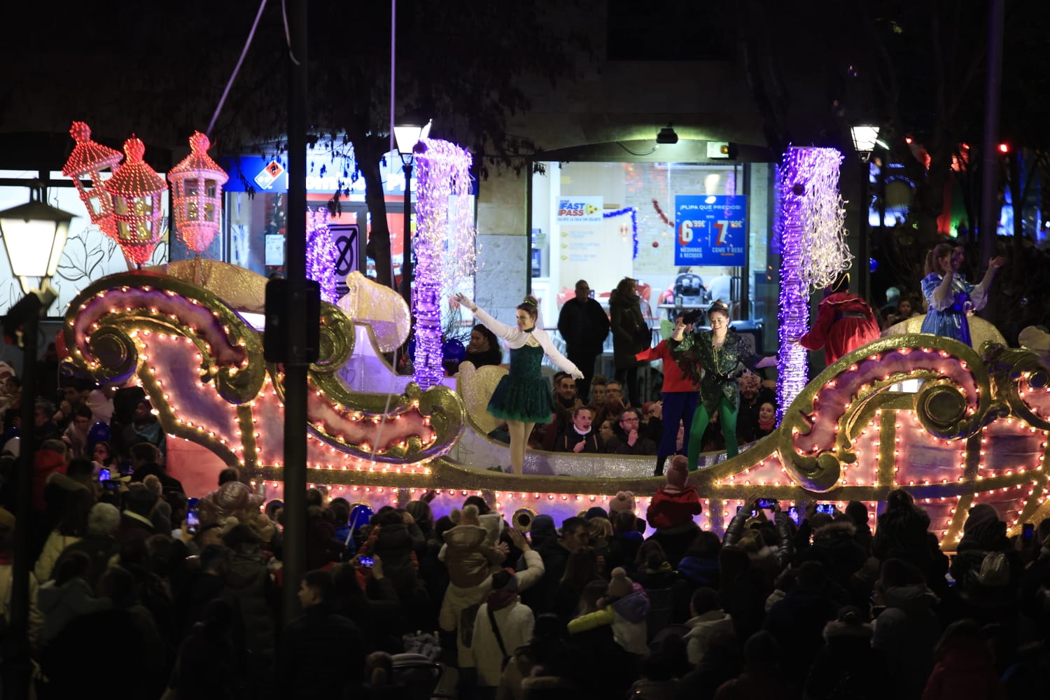 Papá Noel recorre las calles de la ciudad con la &#039;Cabalgaza&#039;