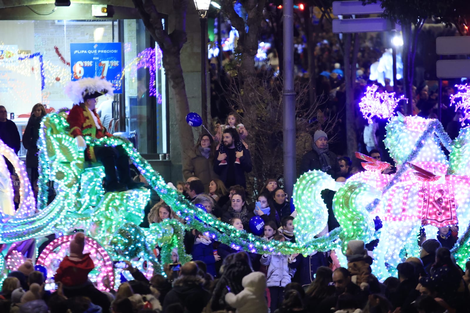 Papá Noel recorre las calles de la ciudad con la &#039;Cabalgaza&#039;