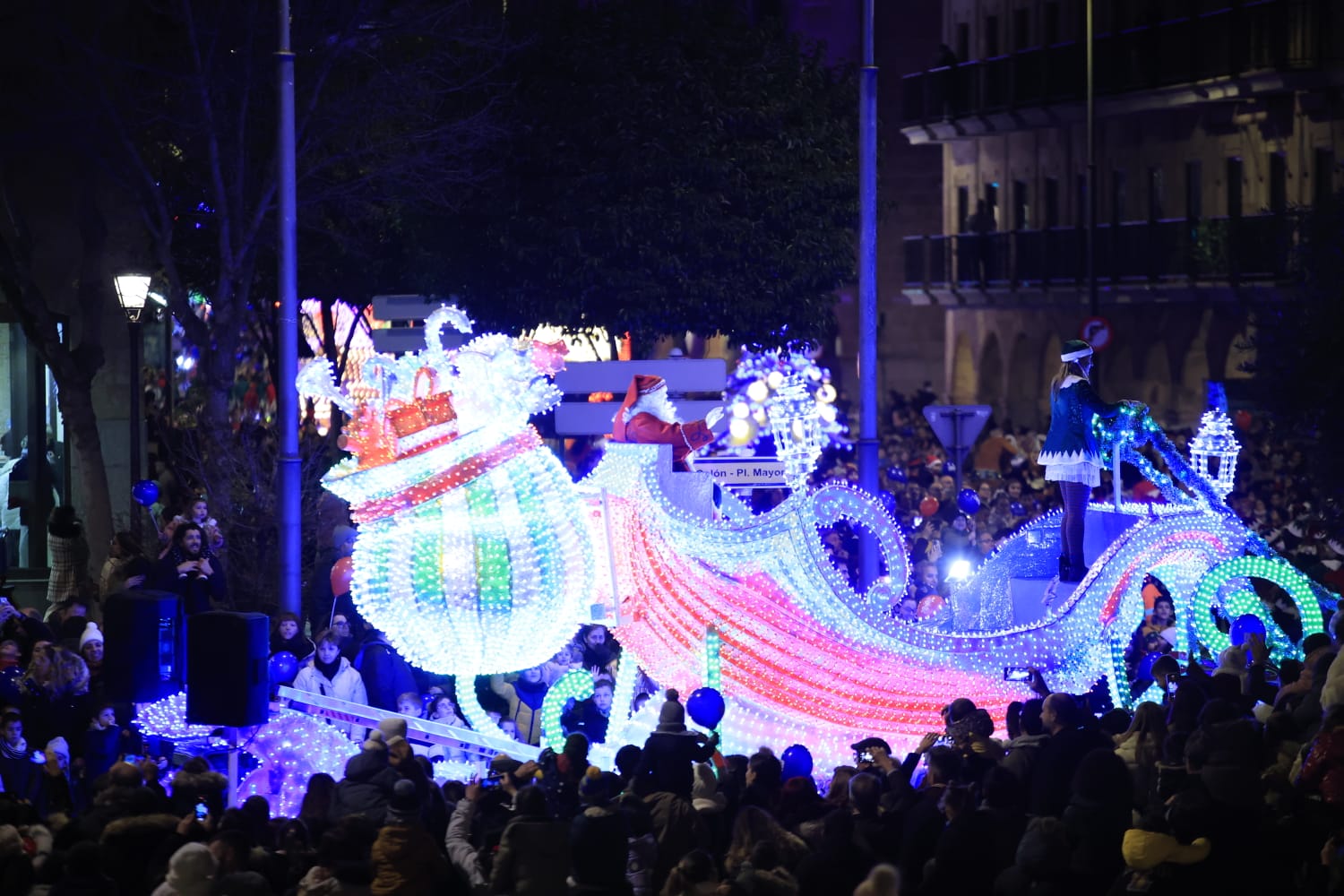 Papá Noel recorre las calles de la ciudad con la &#039;Cabalgaza&#039;