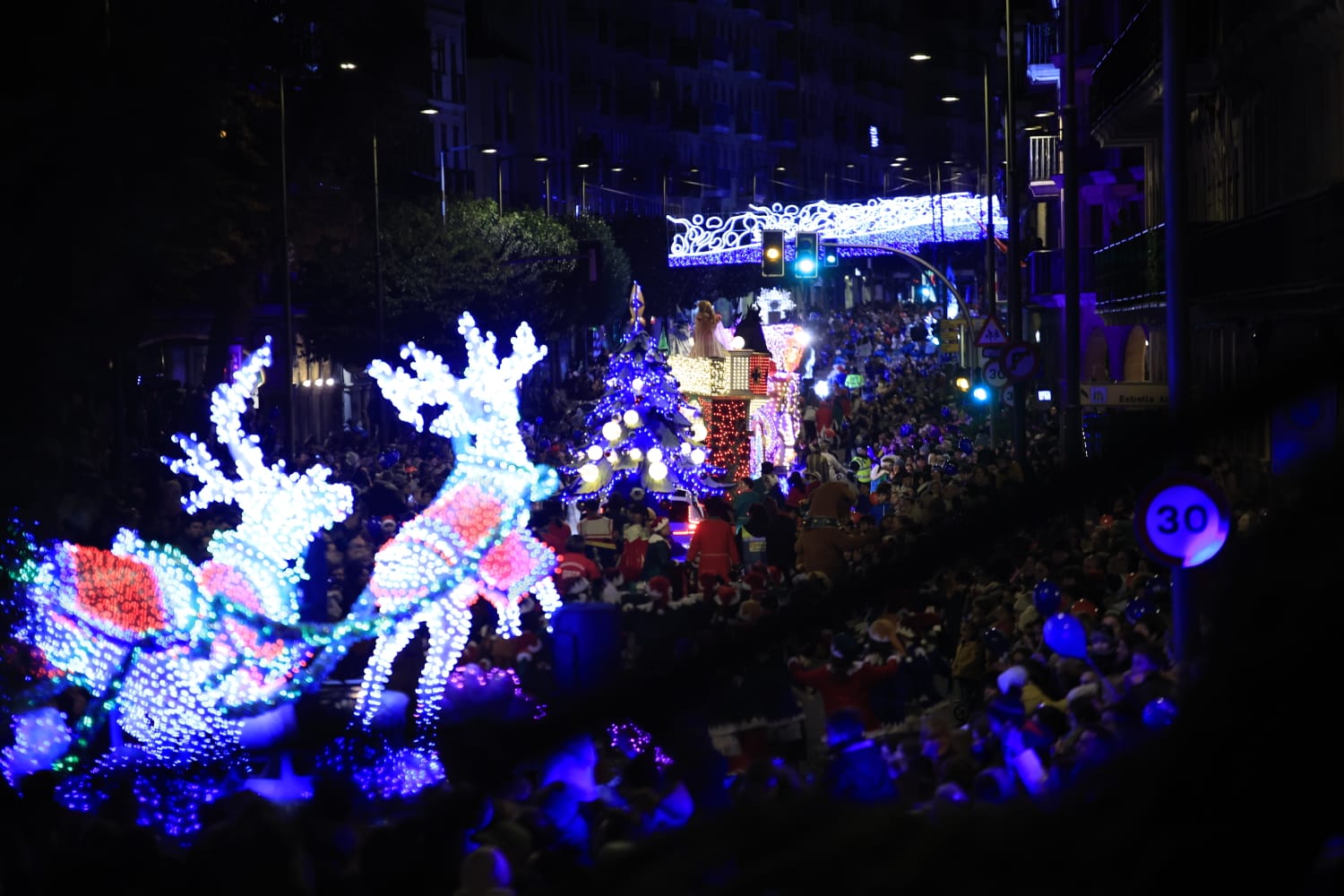 Papá Noel recorre las calles de la ciudad con la &#039;Cabalgaza&#039;