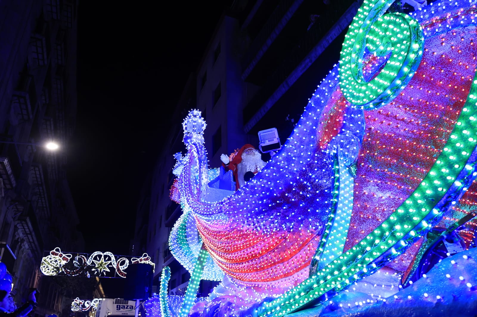Papá Noel recorre las calles de la ciudad con la &#039;Cabalgaza&#039;
