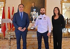 El alcalde de Salamanca, Carlos García Carbayo, ha recibido esta mañana a Jaime Lizana, campeón del mundo de kickboxing.