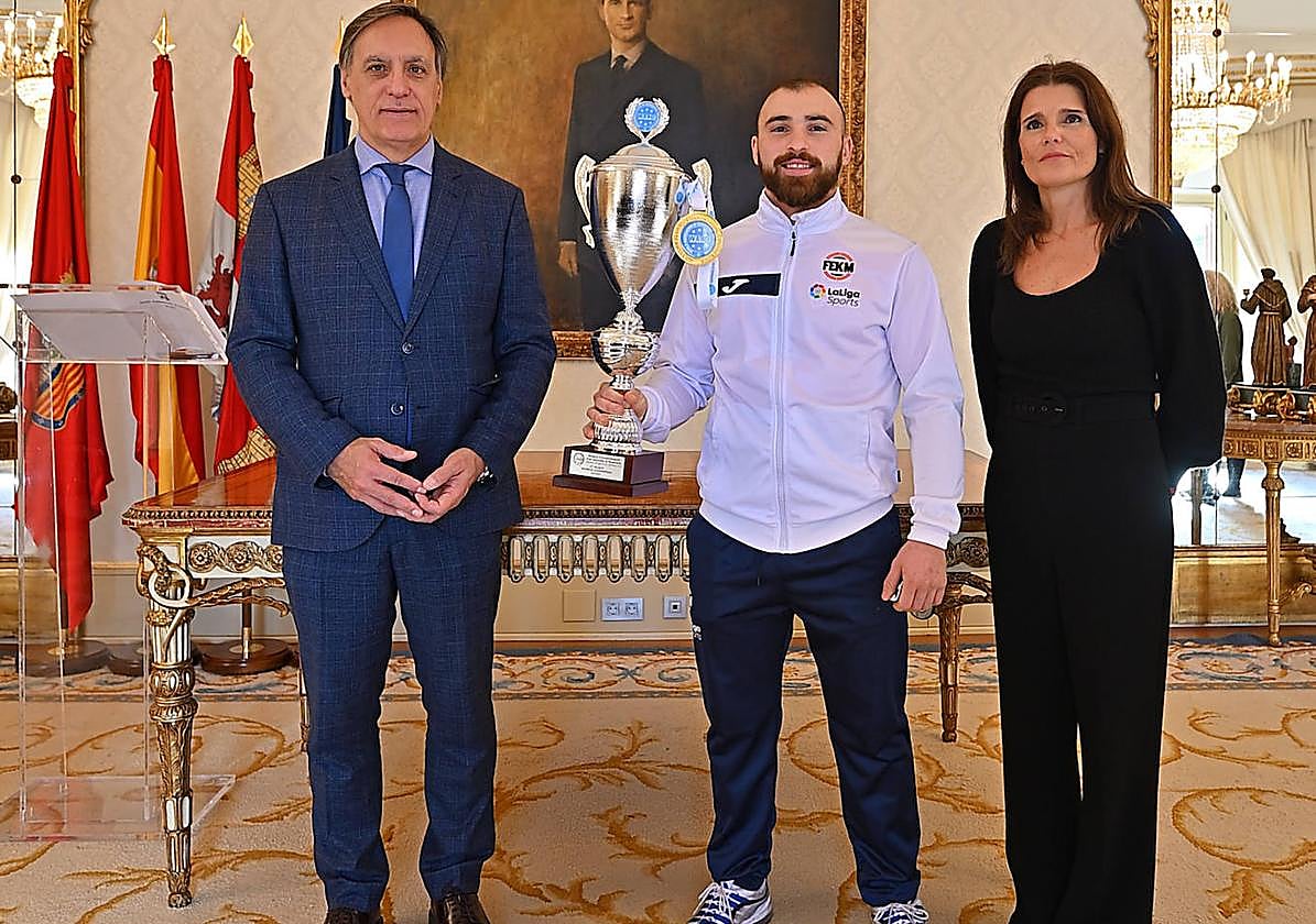El alcalde de Salamanca, Carlos García Carbayo, ha recibido esta mañana a Jaime Lizana, campeón del mundo de kickboxing.