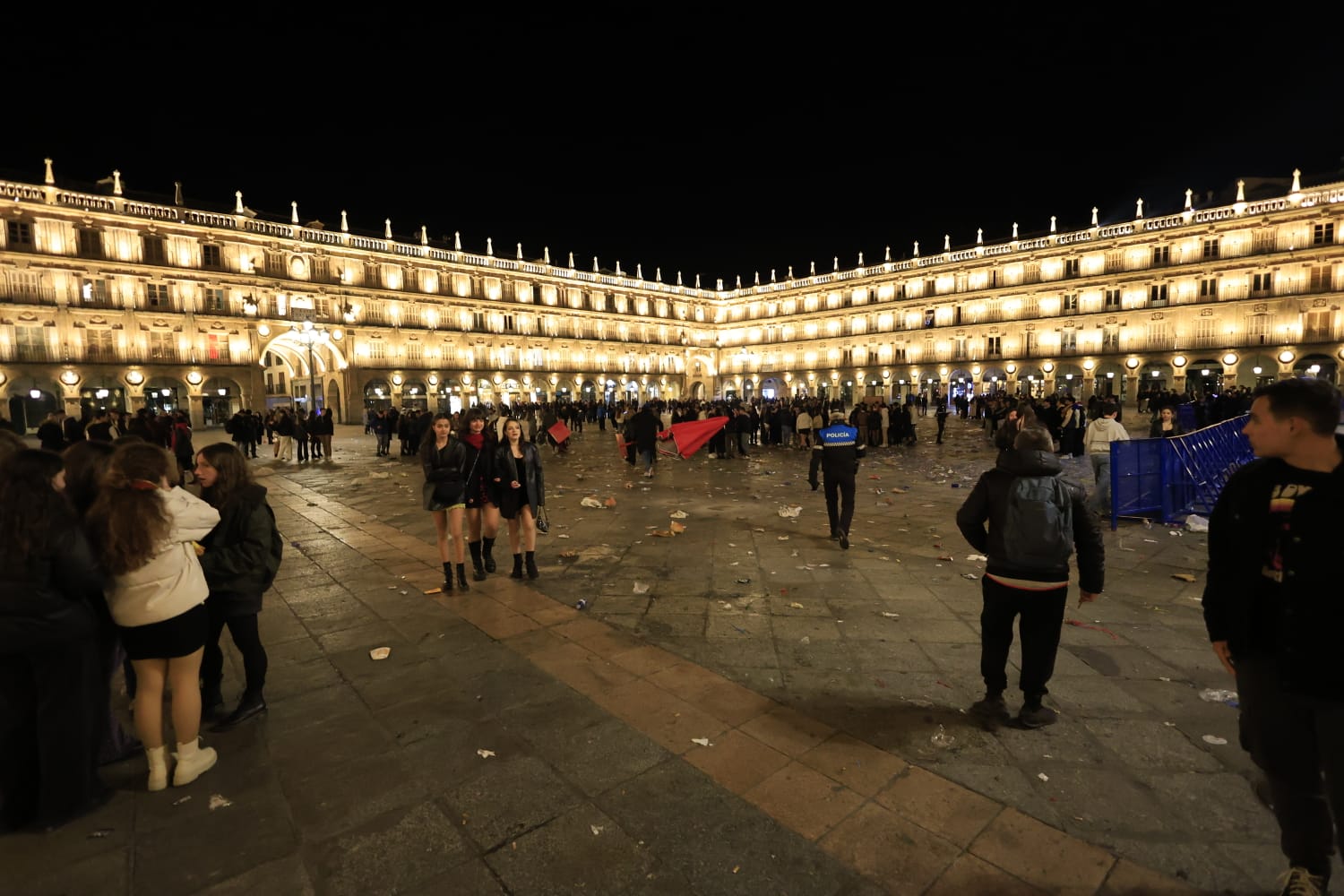 Los basureros limpian 3.000 kilos de residuos en la Plaza Mayor