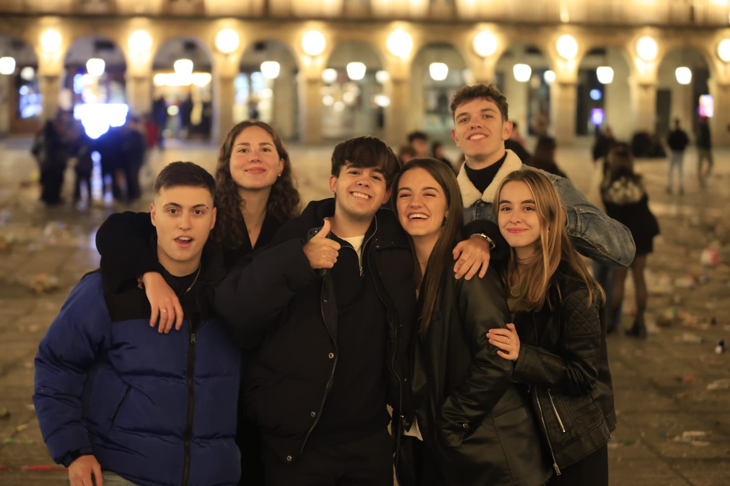 Los basureros limpian 3.000 kilos de residuos en la Plaza Mayor