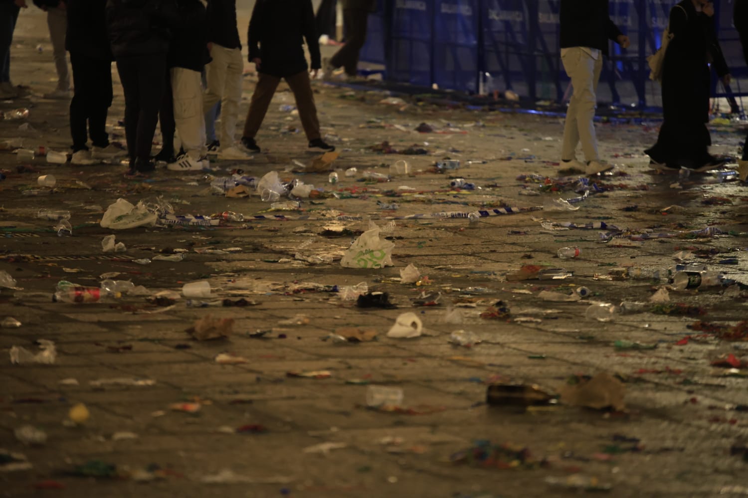 Los basureros limpian 3.000 kilos de residuos en la Plaza Mayor