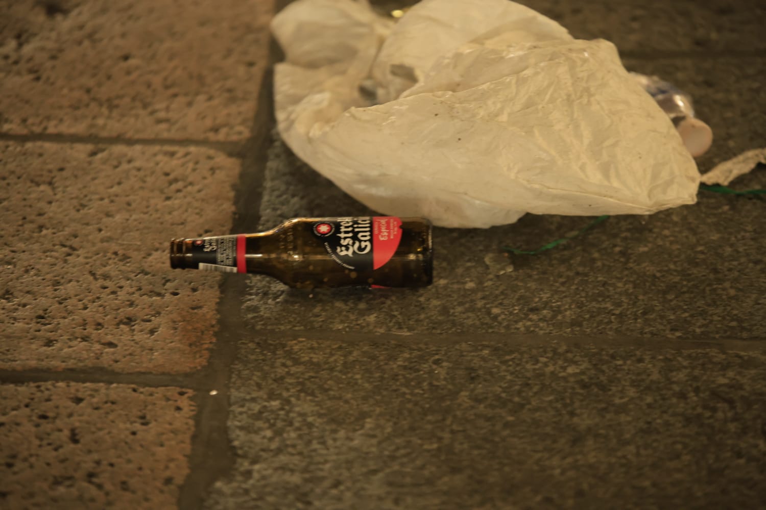 Los basureros limpian 3.000 kilos de residuos en la Plaza Mayor