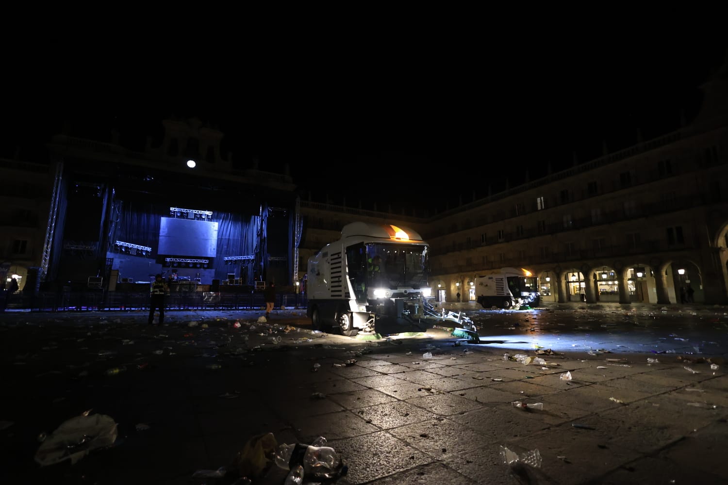 Los basureros limpian 3.000 kilos de residuos en la Plaza Mayor