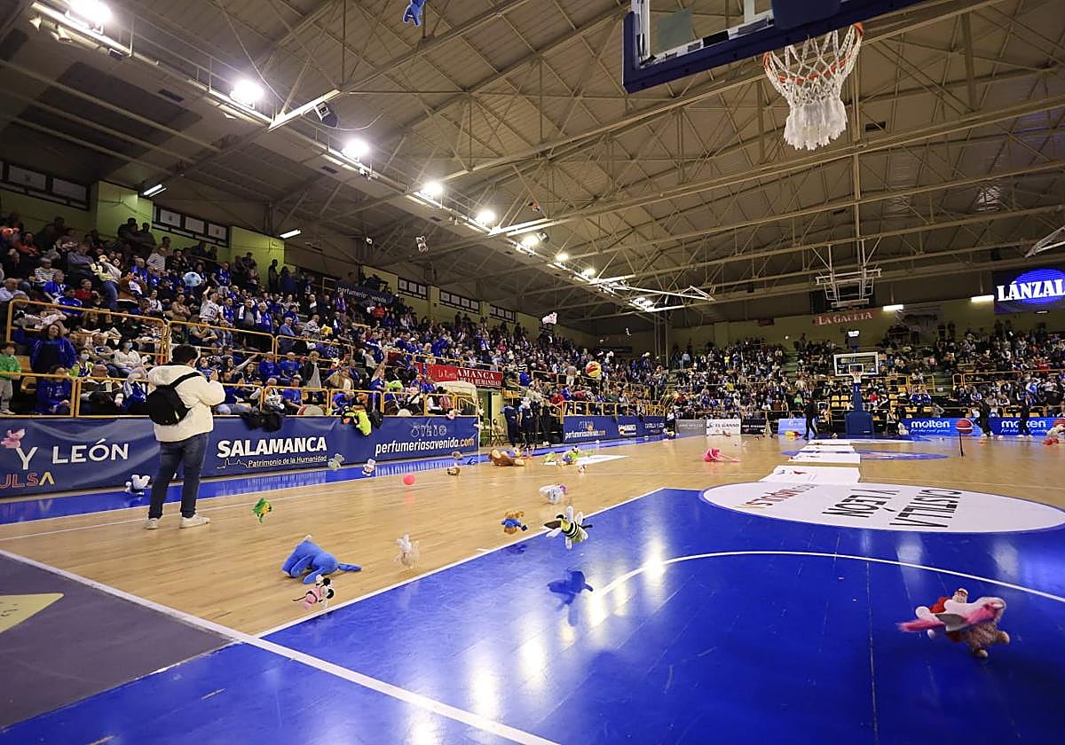 Lluvia de peluches y balones en el Avenida-Zaragoza