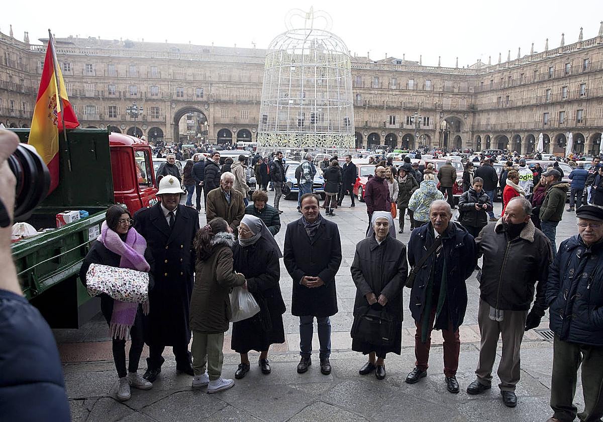 Imagen principal - Recogida de los donativos por parte de las Hermanitas de los Pobres.