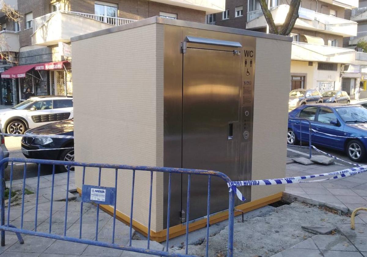 Imagen principal - El bubo donde van el aseo público instalado en el parque de Picasso.