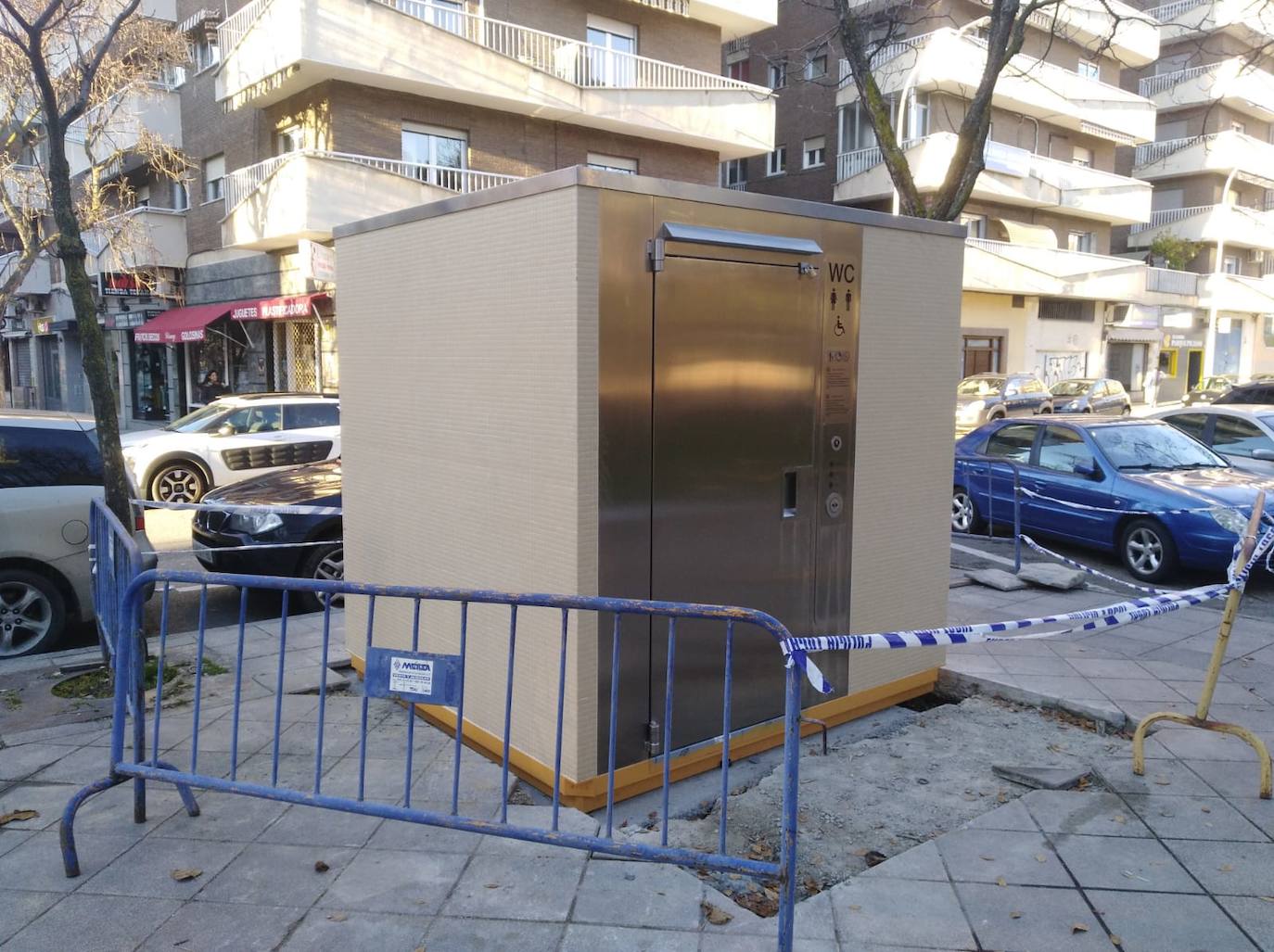 El nuevo aseo público ya instalado en el parque Picasso.