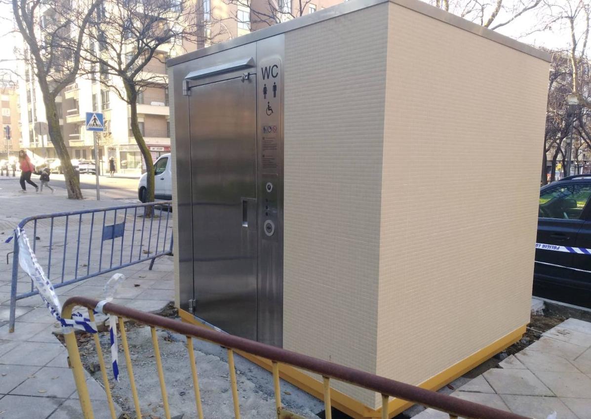 Imagen secundaria 1 - El bubo donde van el aseo público instalado en el parque de Picasso.