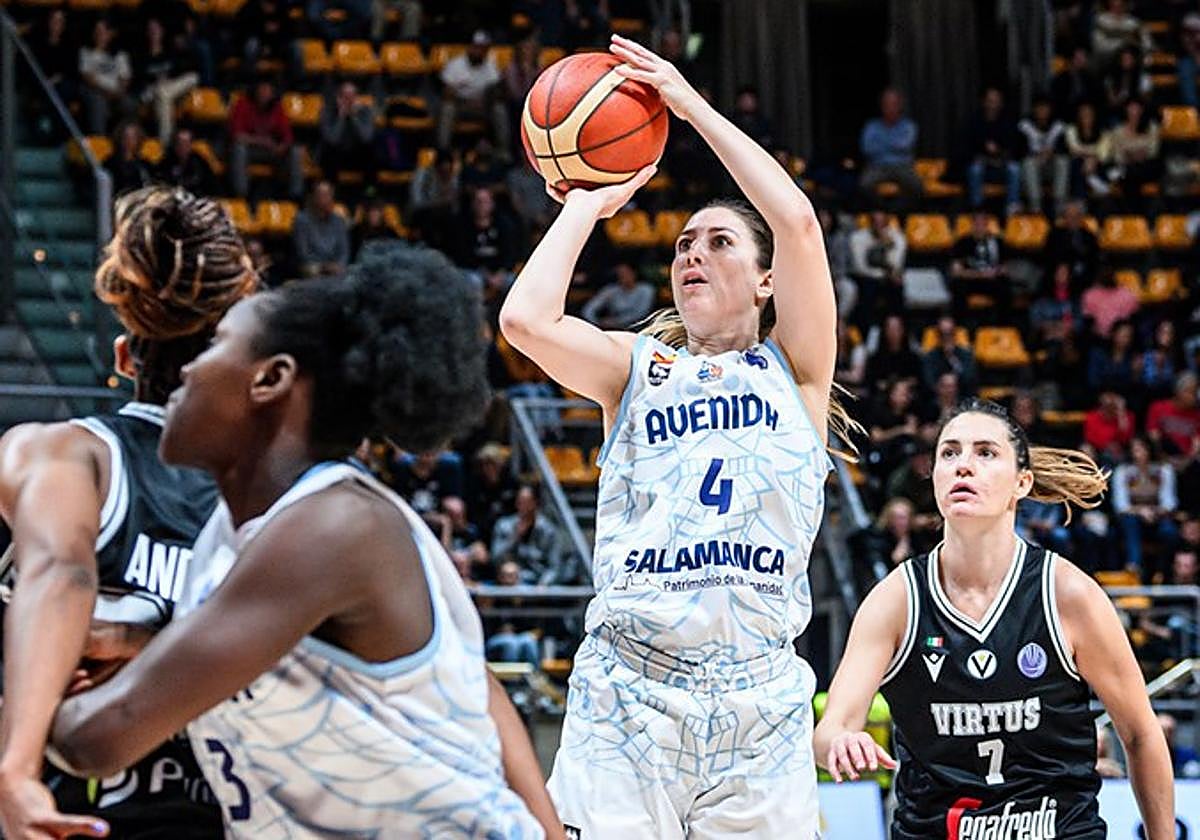 Leo Rodríguez lanza ante la Virtus en el partido de ida de la Euroliga.