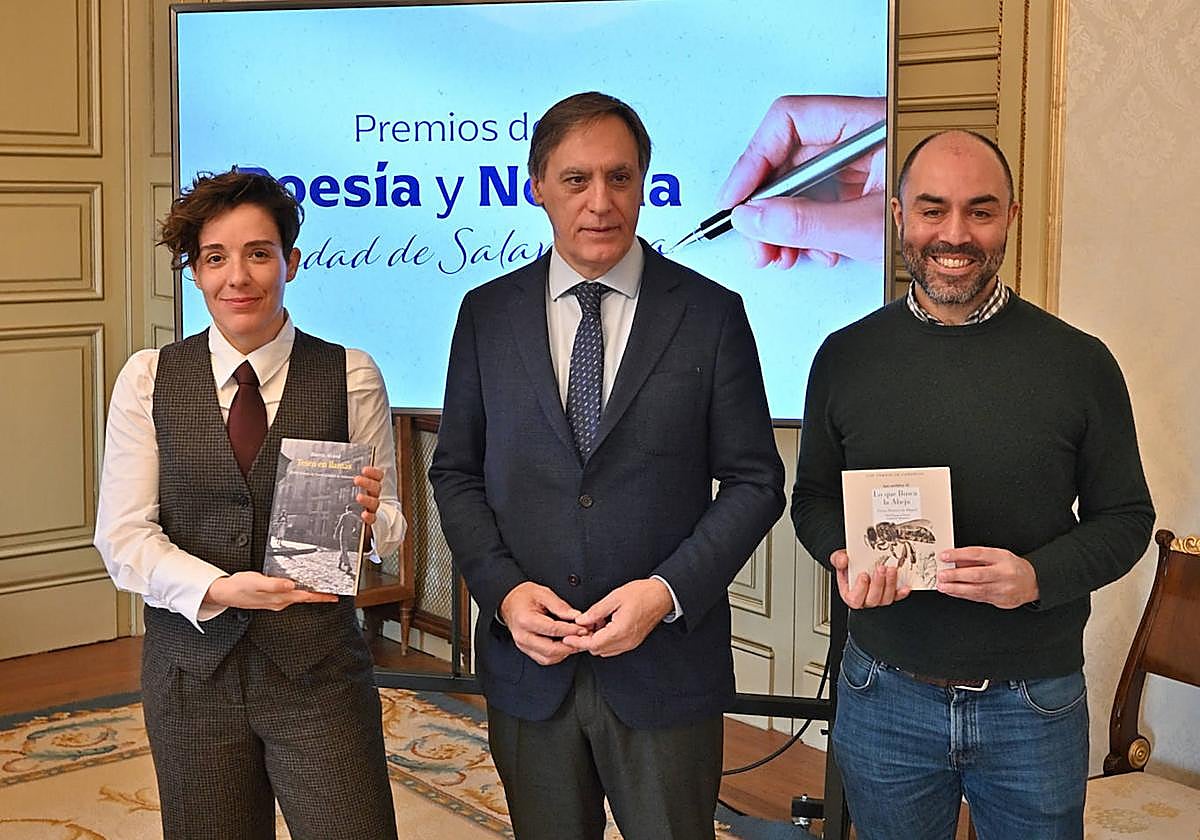 García Carbayo, entre Beatriz García y Víctor Herrero.