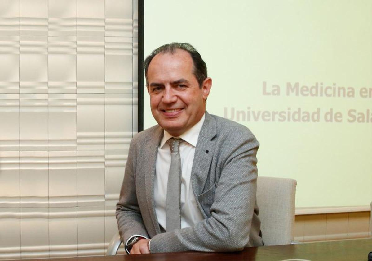 Santiago Santa Cruz, presidente Colegio Medicos.