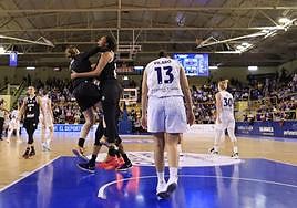 Las jugadoras de la Virtus celebran la victoria ante Avenida.