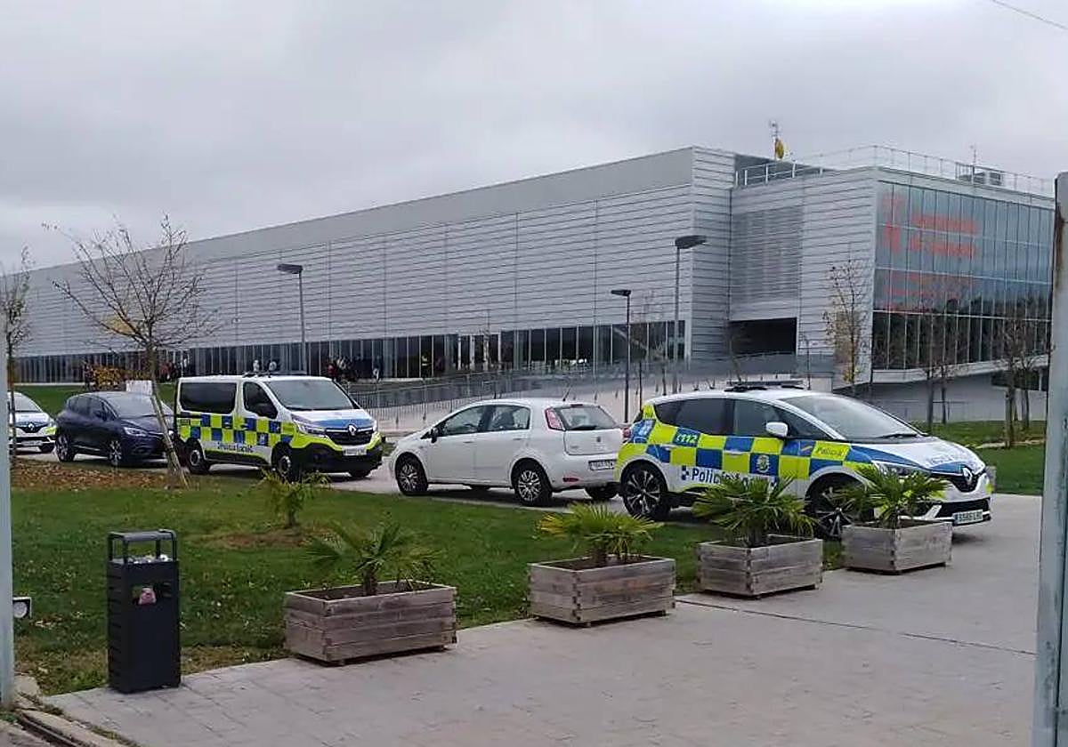 Vehículos policiales el día de las pruebas físicas.