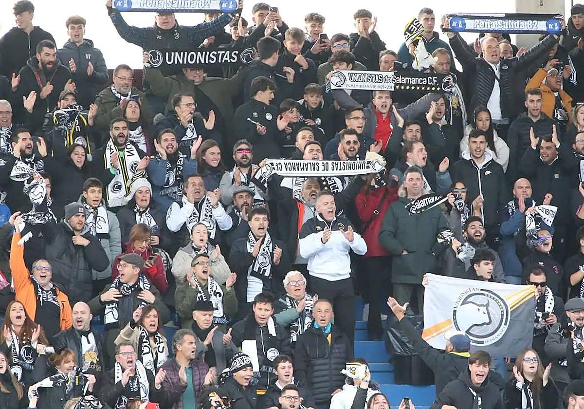 Seguidores de Unionistas ante el Sporting en la Copa.