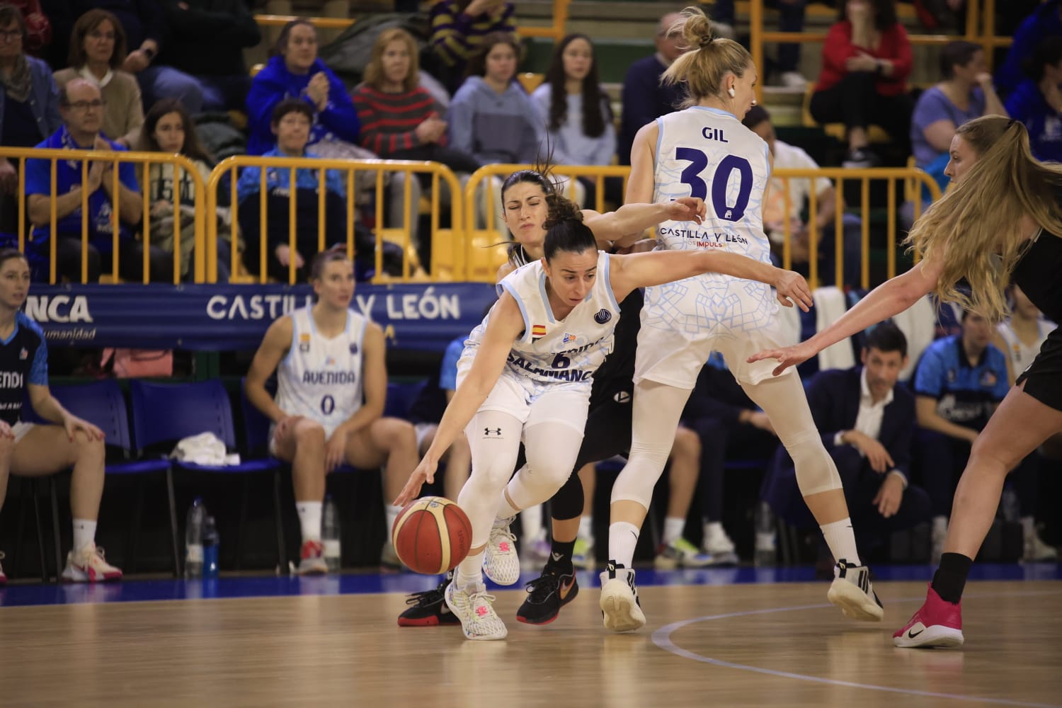 Las imágenes de la dura derrota final de Avenida ante la Virtus