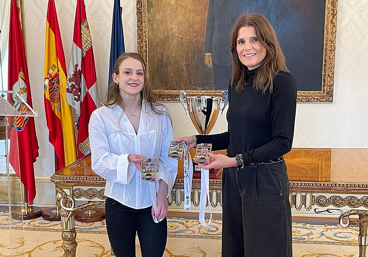 Marta García Rincón muestra sus medallas a la concejala Almudena Parres.