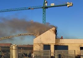 Los bomberos intentan acceder a la zona por la que sale el humo