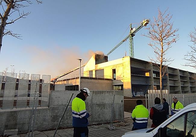 Los obreros, fuera del edificio.